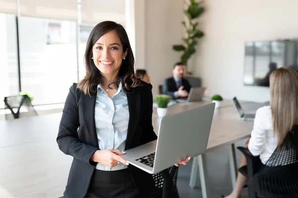 Porträtt Leende Kvinnlig Entreprenör Som Håller Bärbar Dator Med Team — Stockfoto