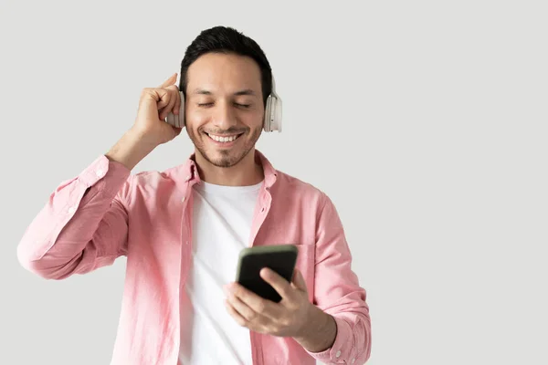 Retrato Atractivo Hispano Escuchando Música Con Los Ojos Cerrados Con —  Fotos de Stock