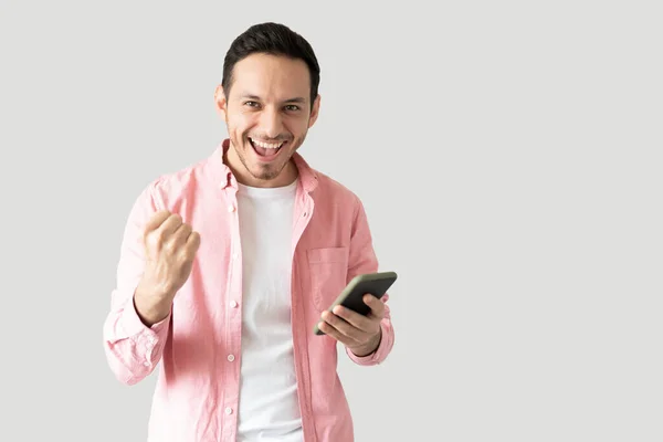 Retrato Homem Latino Animado Ganhando Comemorando Com Smartphone Sua Mão — Fotografia de Stock