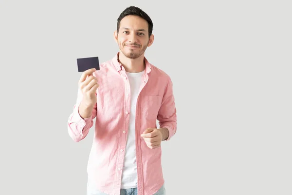 Joven Latino Confiado Mostrando Tarjeta Crédito Exclusiva Estudio Sobre Fondo — Foto de Stock