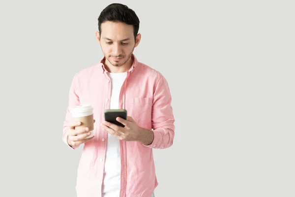 Junger Mann Lässig Gekleidet Mit Smartphone Bei Einer Tasse Kaffee — Stockfoto