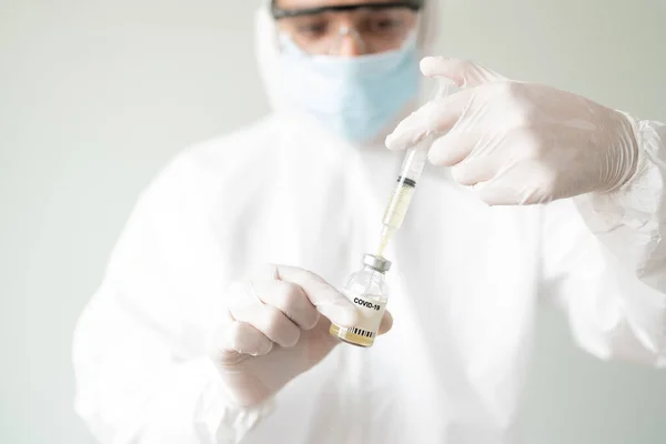 Male Doctor Wearing Protective Suit Preparing Covid19 Vaccine Dose Syringe — Stock Photo, Image