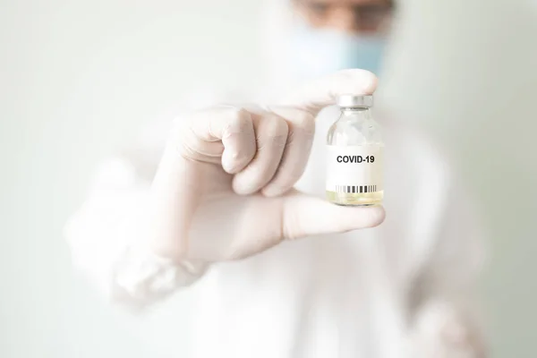 Koruyucu Kıyafetli Bir Erkek Doktorun Elleri Covid19 Aşısıyla Dolu Bir — Stok fotoğraf