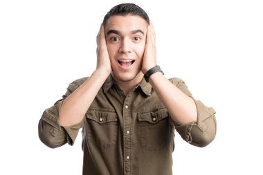 Heyecanlı, sıradan giyinmiş ve elleri stüdyoda olan çok şaşırmış bir adam.