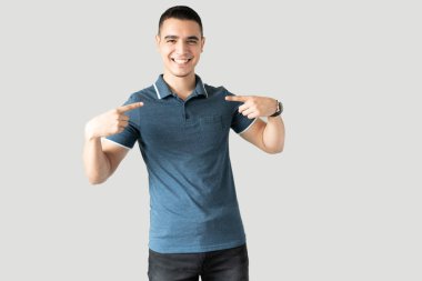 Mutlu bir İspanyol 'un portresi kendini gösteriyor ve stüdyoda seçileceği için heyecanlı görünüyor.