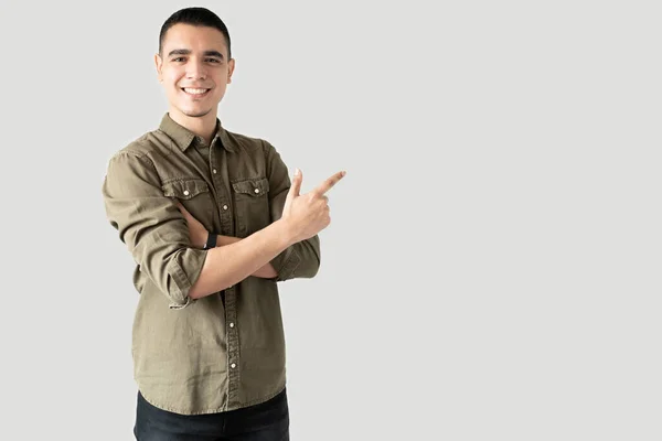 Attraktiver Hispanischer Junger Mann Lässiger Kleidung Zeigt Auf Den Kopierraum — Stockfoto
