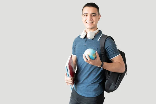 Estudante Intercâmbio Universitário Hispânico Segurando Pequeno Globo Carregando Uma Mochila — Fotografia de Stock