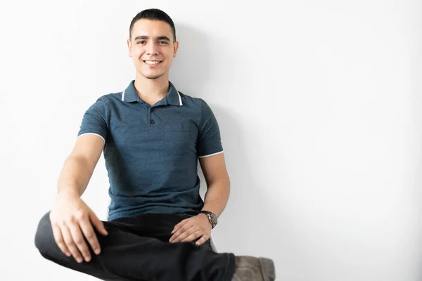 Retrato Hombre Latino Feliz Relajado Sentado Una Silla Estudio Sobre —  Fotos de Stock