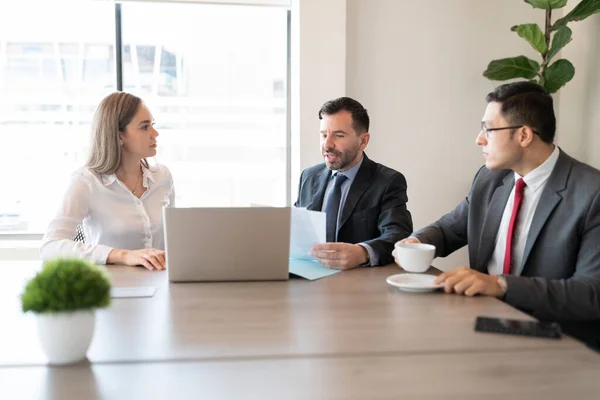 Grupo Tres Personas Negocios Sentadas Sala Conferencias Con Ordenador Portátil —  Fotos de Stock