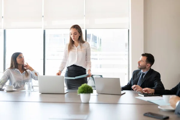 Geschäftsfrau Steht Konferenztisch Und Liest Kollegen Einen Bericht Vor — Stockfoto