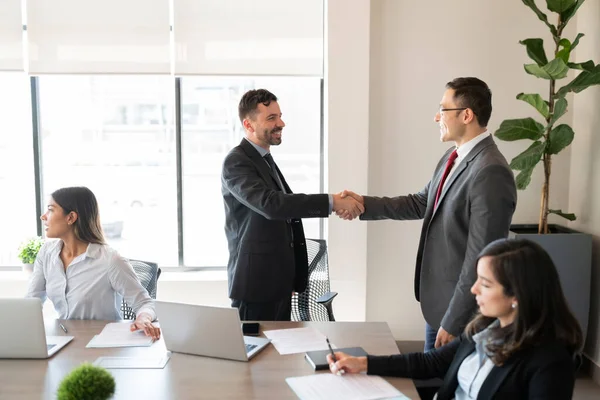 Twee Zakenmannen Schudden Elkaar Hand Tijdens Een Vergadering Bestuurskamer — Stockfoto