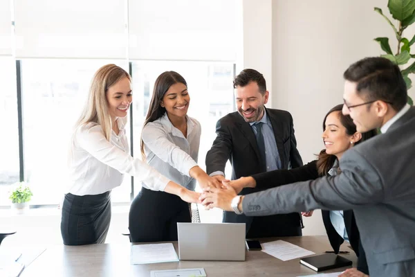 Grupp Manliga Och Kvinnliga Yrkesmän Som Gör Högen Händer För — Stockfoto