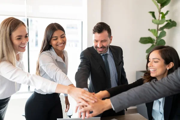 Diverso Grupo Trabajadores Con Las Manos Juntas Forma Trabajo Equipo — Foto de Stock