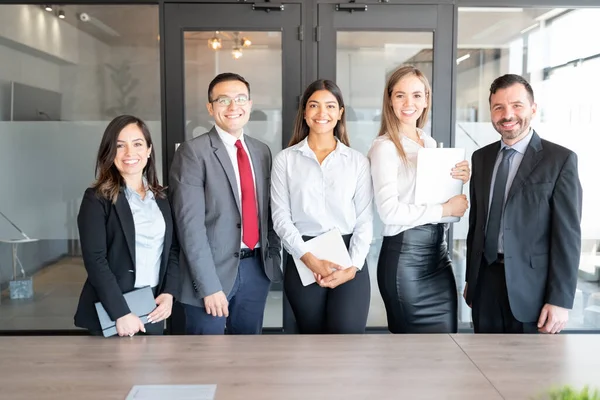 Porträt Eines Erfolgreichen Geschäftsteams Das Zusammen Büro Konferenzraum Steht Die — Stockfoto