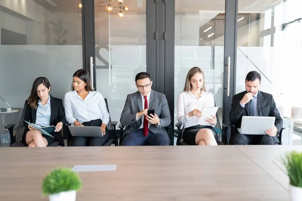 Groupe Candidats Masculins Féminins Attente Entretien Embauche Assis Avec Des — Photo