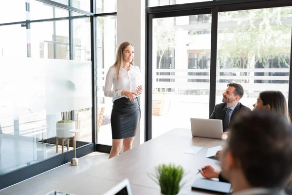 Giovane Imprenditrice Che Conduce Incontro Con Colleghi Una Sala Riunioni — Foto Stock