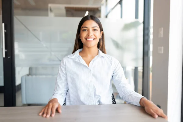 Captura Pantalla Una Mujer Negocios Haciendo Videollamada Mirando Cámara Sonriendo — Foto de Stock