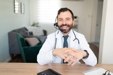 Kulaklık takan bir erkek doktorun ekran görüntüsü ve evdeki hastalardan video kayıtları.