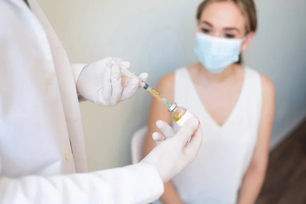 Männlicher Arzt Füllt Vor Einem Patienten Eine Spritze Mit Einem — Stockfoto