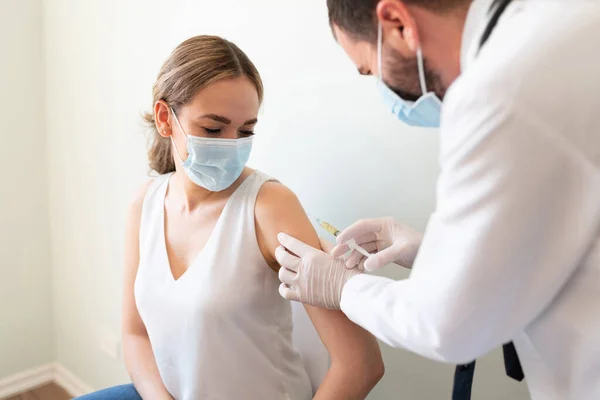 Nahaufnahme Einer Nervösen Frau Und Ihres Arztes Die Gesichtsmasken Tragen — Stockfoto