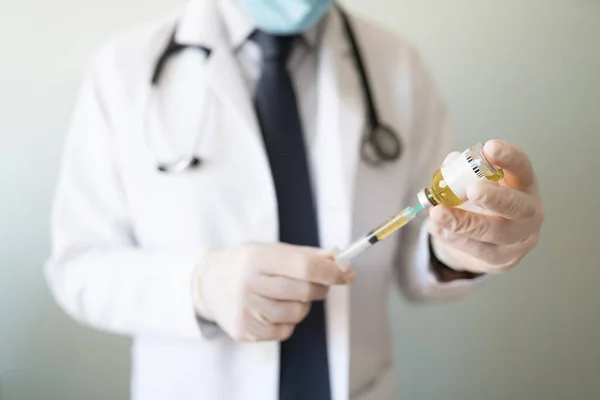 Stüdyoda Boş Etiketli Bir Şırıngaya Aşı Hazırlayan Bir Erkek Doktorun — Stok fotoğraf