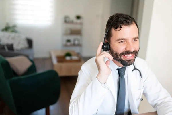 Médico Masculino Bem Parecido Conversando Com Pacientes Trabalhando Casa Com — Fotografia de Stock