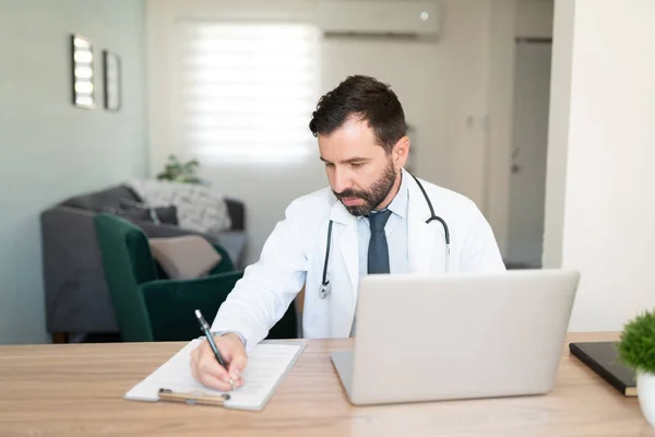 Médico Masculino Atraente Tomar Algumas Notas Preencher Gráfico Enquanto Trabalhava — Fotografia de Stock