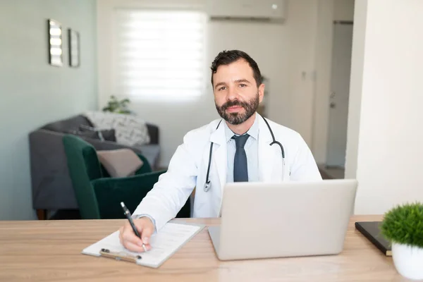 Retrato Médico Hispânico Bonito Pôr Dia Alguma Papelada Casa — Fotografia de Stock