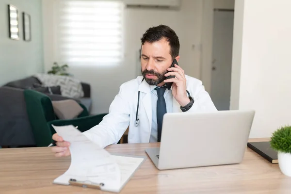 Médico Latino Falando Com Paciente Telefone Enquanto Olha Para Seus — Fotografia de Stock