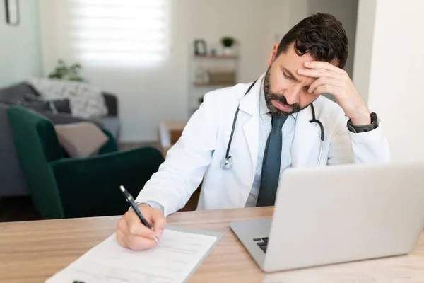 Médico Hispânico Tomando Algumas Notas Trabalho Olhando Estressado Uma Mesa — Fotografia de Stock