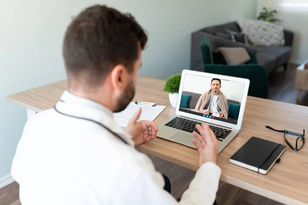 Vue Arrière Médecin Donnant Des Conseils Médicaux Patient Malade Ligne — Photo