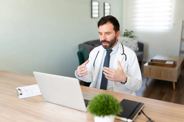 Portret Wirtualnego Hiszpańskiego Lekarza Udzielającego Porad Medycznych Pacjentowi Podczas Rozmowy — Zdjęcie stockowe