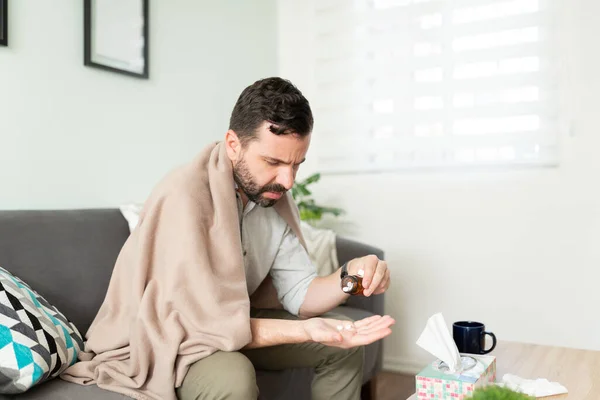 Hombre Guapo Tomando Algunas Pastillas Para Tratar Sentirse Mejor Mientras —  Fotos de Stock