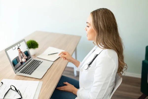 Vista Del Perfil Una Doctora Hablando Con Paciente Enfermo Dando — Foto de Stock