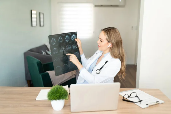 Csinos Női Orvos Fülhallgatót Visel Megmagyaráz Egy Röntgent Egy Betegnek — Stock Fotó