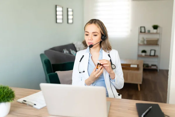 Hermosa Mujer Vestida Como Médico Dando Algunos Consejos Médicos Línea — Foto de Stock