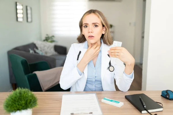 Porträtt Vit Kvinnlig Läkare Som Vidrör Halsen Och Talar Symtom — Stockfoto