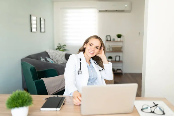 自宅で働いているときにビデオ通話を使用して患者に話をする準備ができて美しい女性医師の肖像画 — ストック写真