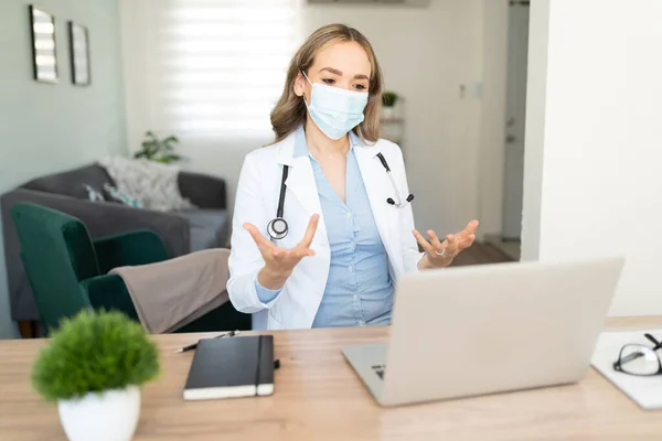 Doctora Que Usa Mascarilla Facial Consejos Médicos Público Paciente Una — Foto de Stock