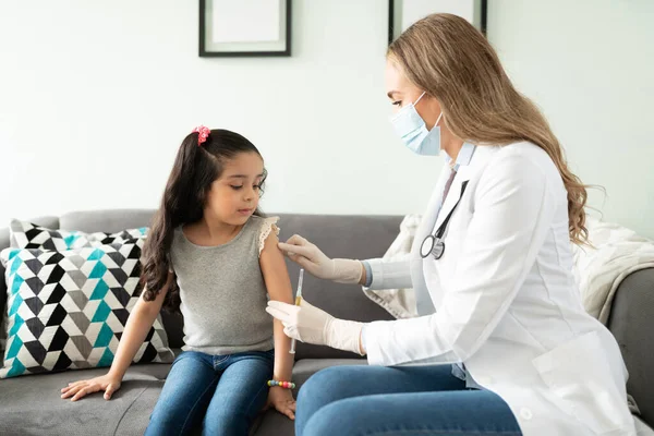 Kleines Mädchen Schaut Verängstigt Während Ihr Arzt Ihr Zeigt Sie — Stockfoto