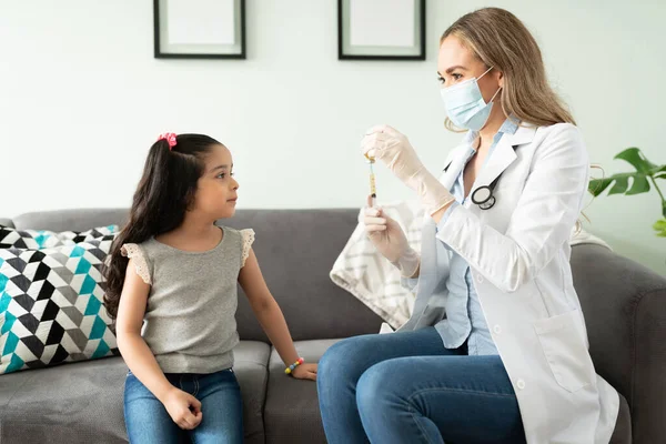 Doctora Que Muestra Vacuna Una Niña Prepara Para Aplicarla Mientras — Foto de Stock