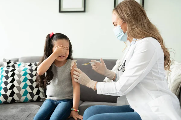 Retrato Uma Menina Assustada Cobrindo Olhos Enquanto Seu Médico Insere — Fotografia de Stock