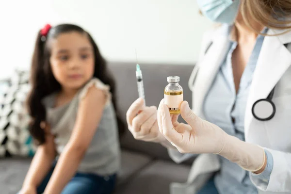 Aşı Şişesi Iğneyi Küçük Bir Kızın Yanında Tutan Bir Doktorun — Stok fotoğraf