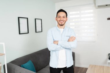 30 'larında yakışıklı bir adam yeni dairesinde kendini mutlu ve bağımsız hissediyor.