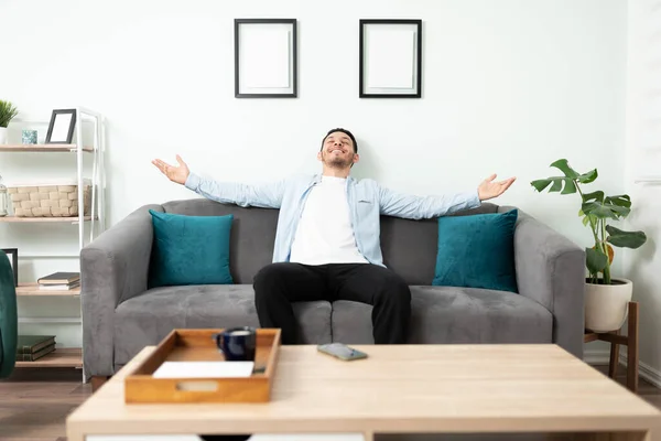 Porträt Eines Jungen Gut Aussehenden Hispanischen Mannes Der Sich Über — Stockfoto