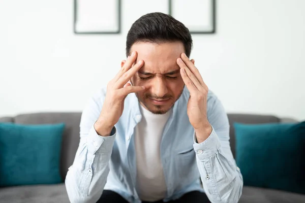 Hispanischer Mann Seinen Dreißigern Hat Migräne Und Fühlt Sich Gestresst — Stockfoto