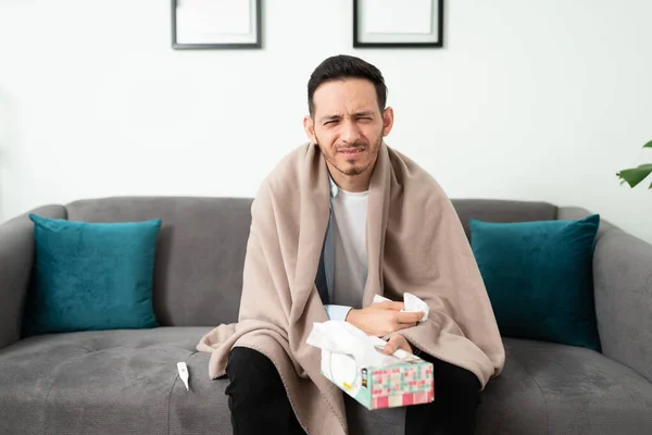 Captura Pantalla Hombre Hispano Guapo Con Fiebre Haciendo Una Consulta — Foto de Stock