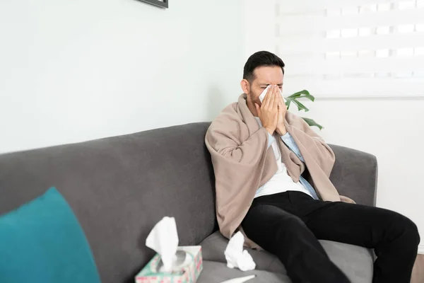 Muž Třicítce Sedí Doma Pohovce Zatímco Kýchá Trpí Hroznou Chřipkou — Stock fotografie