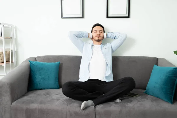 Junger Gut Aussehender Lateinischer Mann Entspannt Auf Einem Sofa Während — Stockfoto