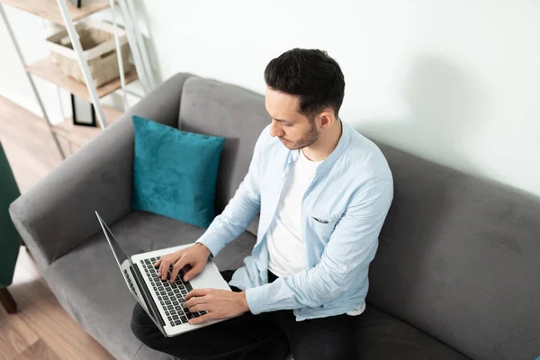 Hoge Hoek Uitzicht Van Een Man Zittend Zijn Woonkamer Bank — Stockfoto